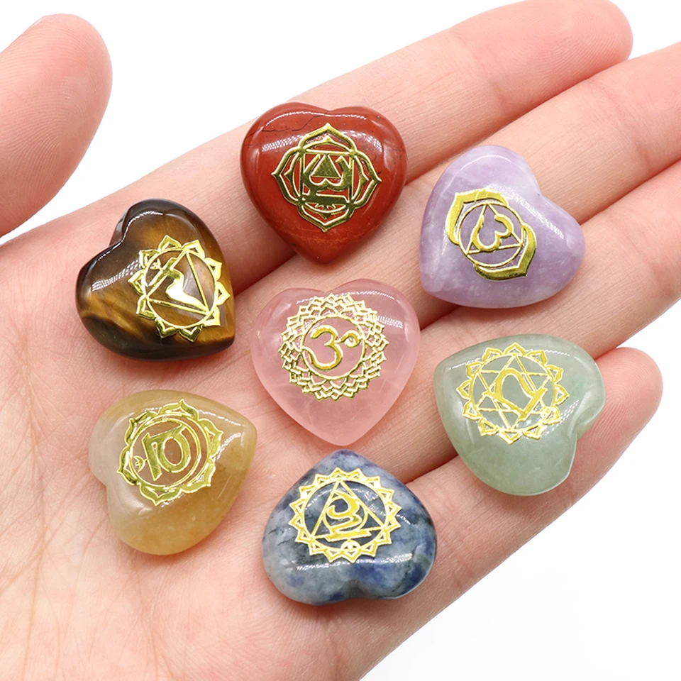 7pc/balenie prírodného kameňa Srdce Ornament 7 Čakra Ametyst Tiger Eye Energy Energy Engraved Symboly Reiki Divinovanie Hojenie 20x20mm