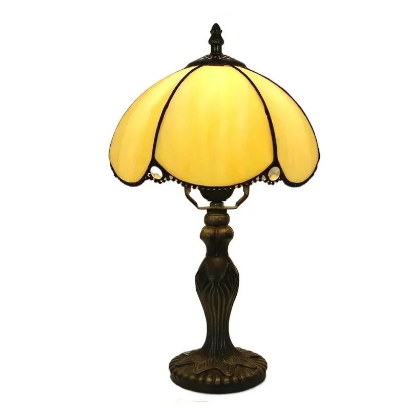 8 -palcová európska retro klasické farebné sklo zapečené zakrivené béžové lampa kostola Domáca spálňa lôžko Tiffany Art stolová lampa