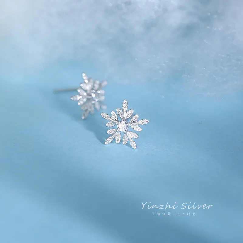 925 Sterling strieborná kórejská verzia Simple Snowflake Stud náušnice Ženy Crystal Light Luxury Jewelry Darček