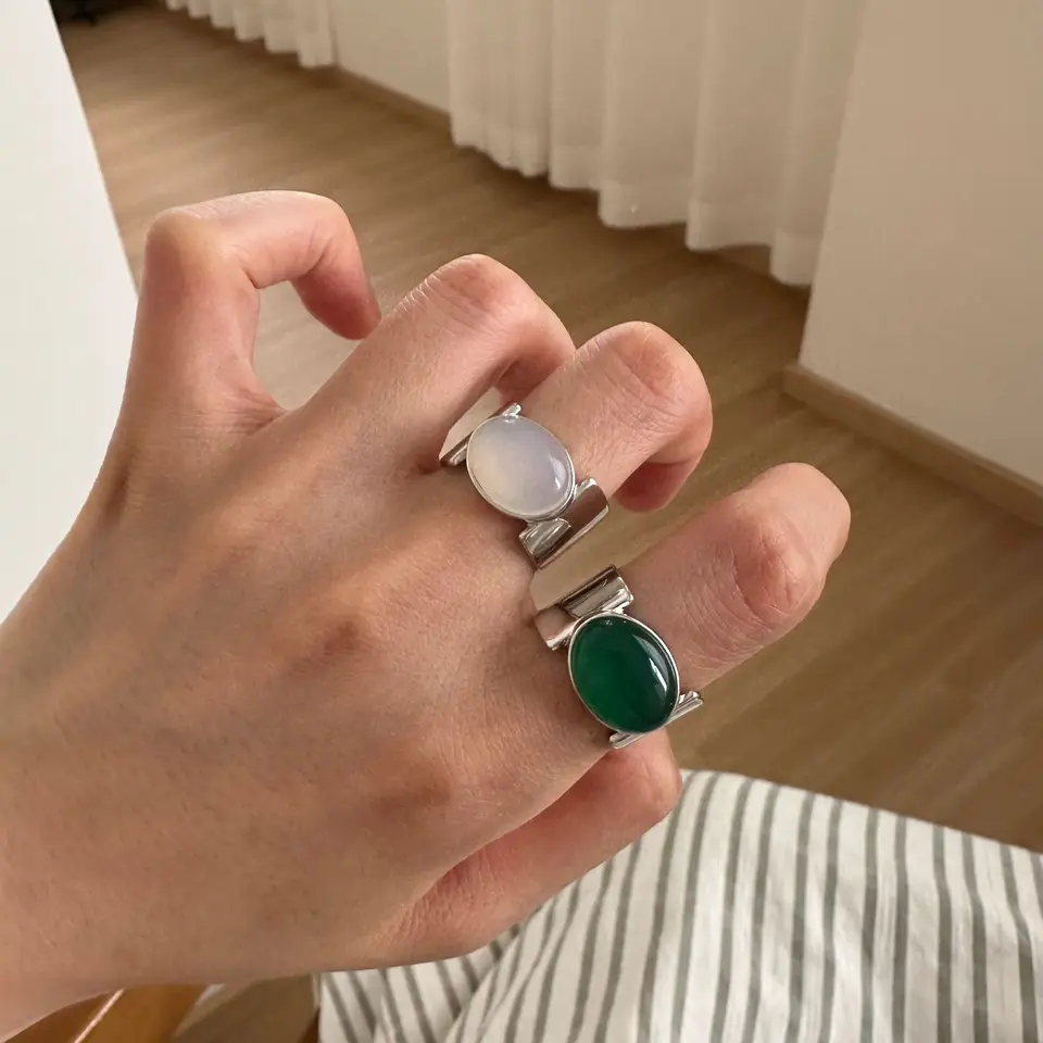 925 Sterling strieborný lesklý oválny zelený prsteň Dámske jednoduché svetlo Luxusné špičkové biele chalcedónie Open Ring
