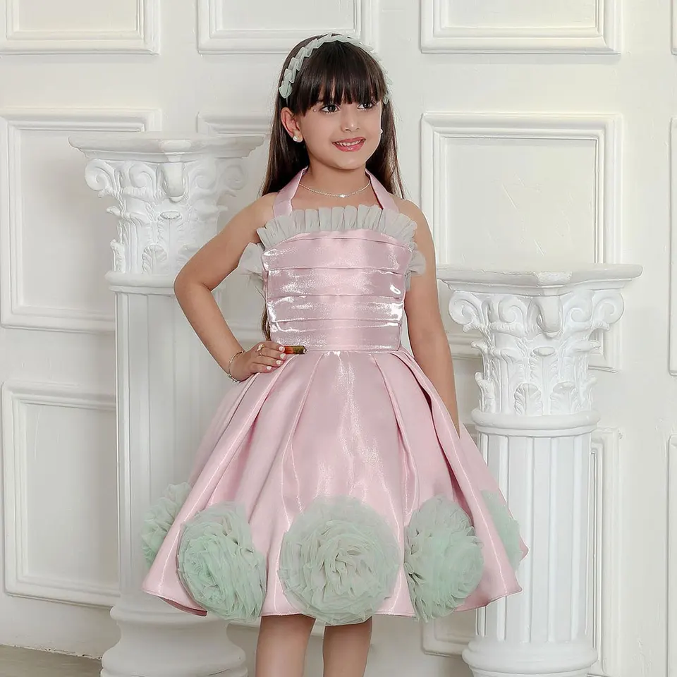 A-line Puffy Dress Svadobné kvetinové dievčatá šaty halter krk odstupňované nafúknuté narodeninové oslavy oblečené