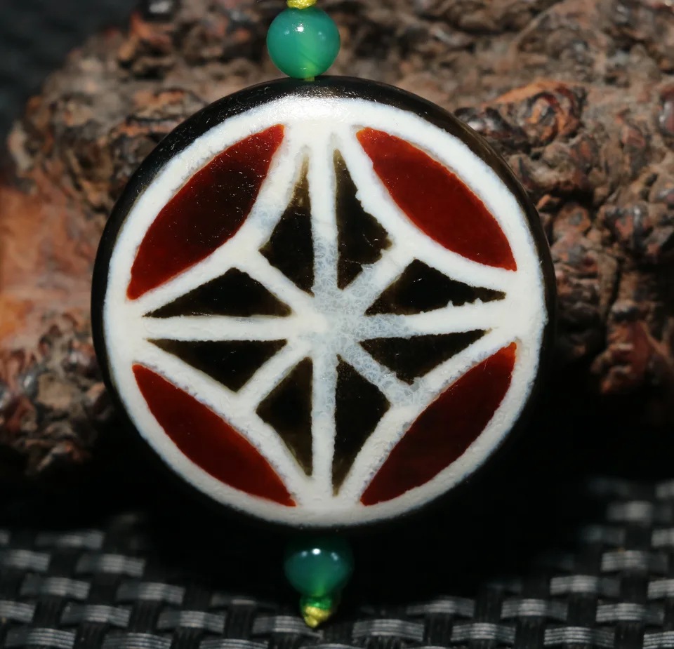 A02 Tibetský starý agát 3 farby Fortune Human Mask Coin Coat Eye Dzi Amulet Amulet 4a Amulet Talisman Treasure