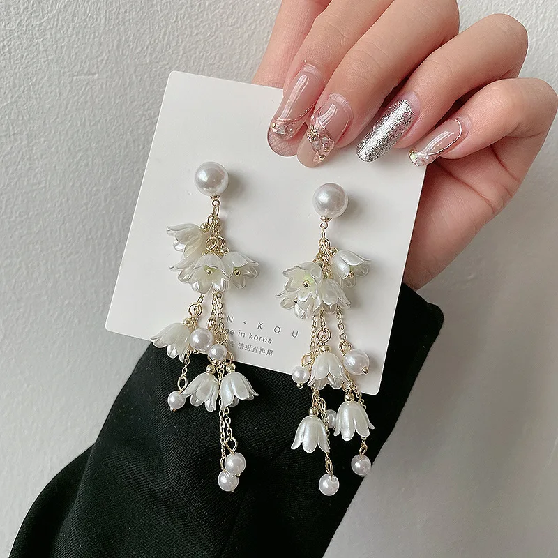 Akrylová biela imitácia perlové kvetiny Tassel Dlhodobé náušnice pre ženy svadobné večere Trendy Kórejské kvapky Vyhlásenie o šperkoch