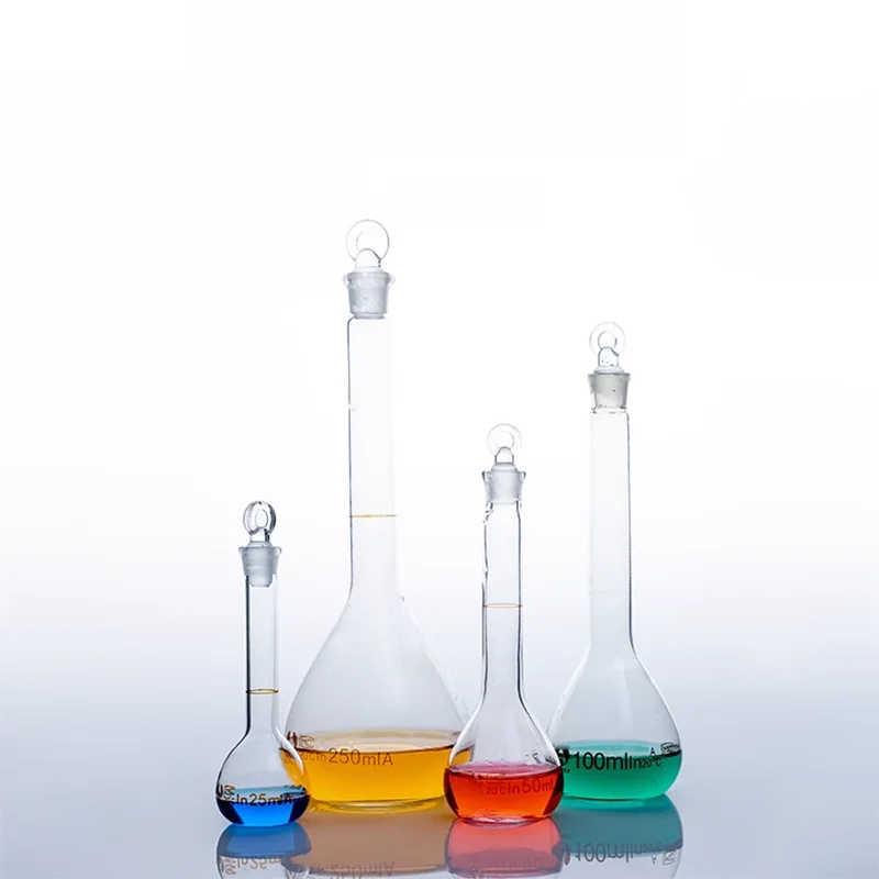 Biela priehľadná objemová banka, fľaša s pevným objemom, zátka na brúsenie úst, chemický experiment volumetrická banka