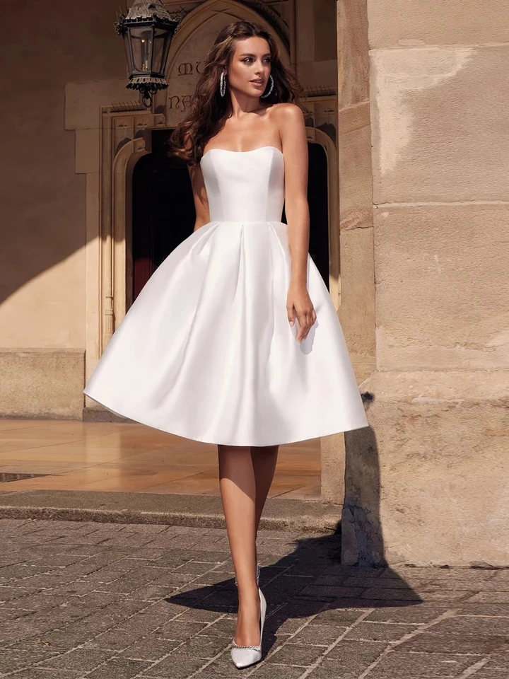 Biele krátke svadobné šaty Otvorené chrbtové šaty s kolenou dĺžkou plážových šaty
