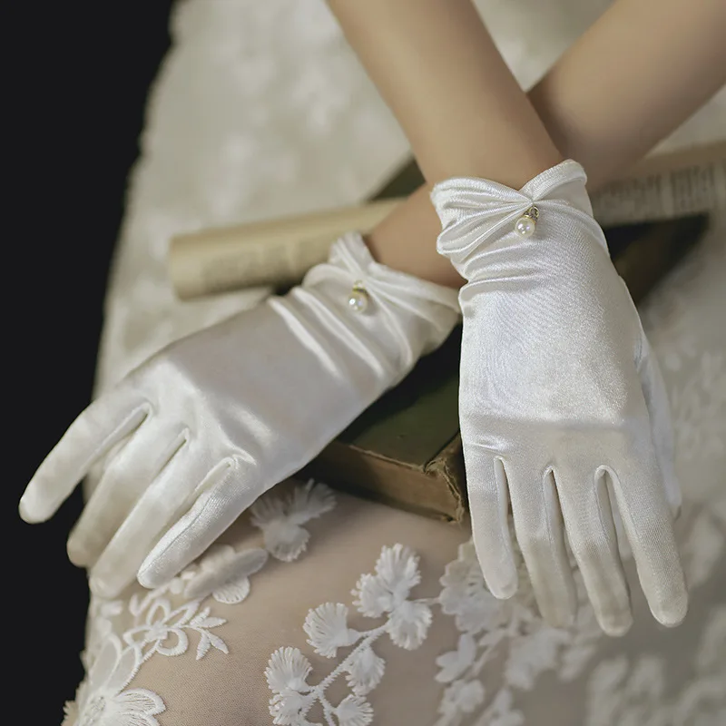 Biele saténové svadobné šaty rukavice krátke elegantné elegantné okvetné lístky Pearl Bow Svadobné rukavice všestranné fotografie