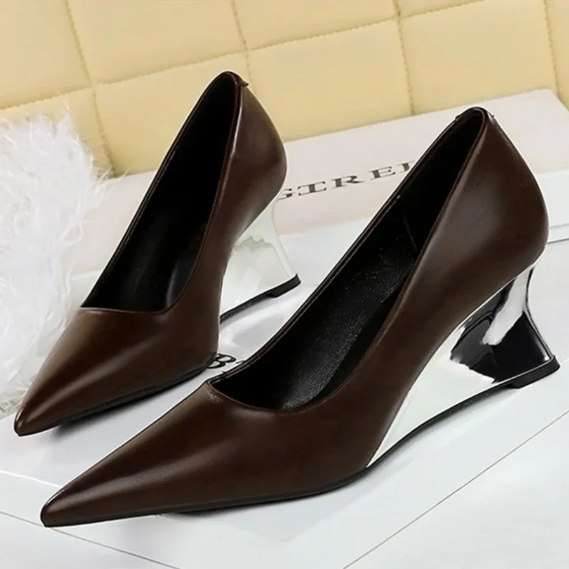 Bigtree topánky Spring móda špicaté pumpy na nohách Žena kovové dekorácie kliny päty elegantné dámske topánky Zapatillas de mujer