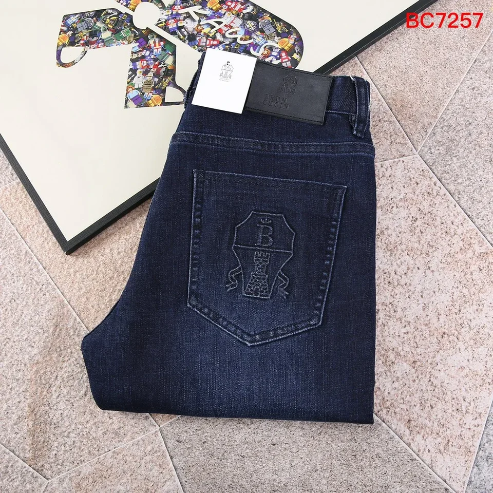Blliyoss Jeans Men 2024 Miešajte vyprážanie novej elastickej módnej výšivky rovné dlhé nohavice kožené štítok Old Money Talian Lion