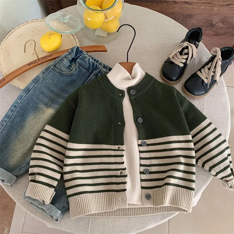 Boys 'Sweater Cardigan 2024 Youth Autumn a Winter Warm Warm Nový kabát Príležitostné oblečenie detského oblečenia