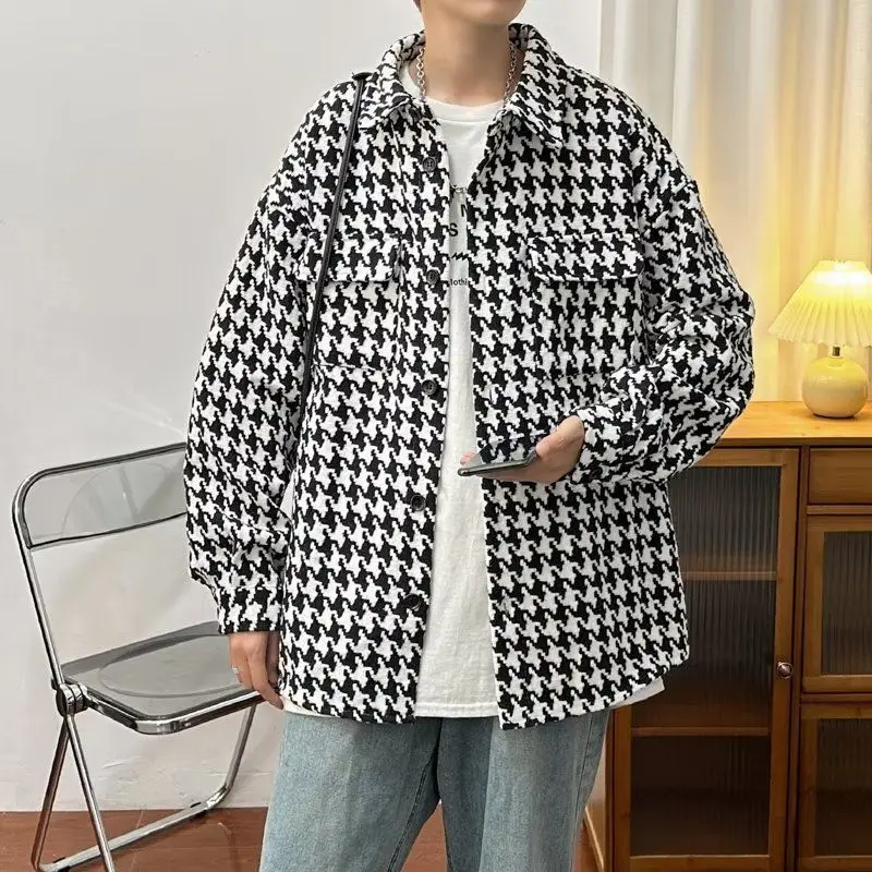 Bunda pánske trendy dospievajúce módne pekné príležitostné všestranné všestranný chlapec v západnom štýle