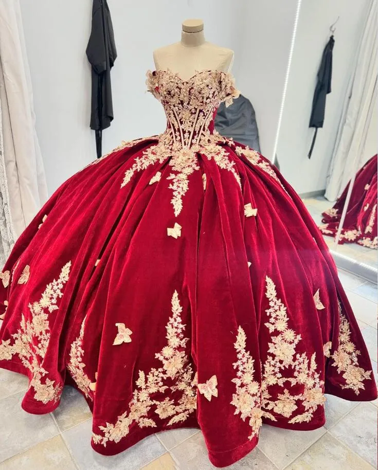 Burgundsky červený zamat na mieru na mieru Quinceanera sa šaty z ramena motýľ Aplikácia šnuruje korzet Vestidos de xv sladké 15 plášťov