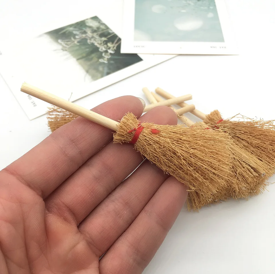Bábika metla lana slama mini metly Halloween kostým figúrky závesné čarodejnícke večierky