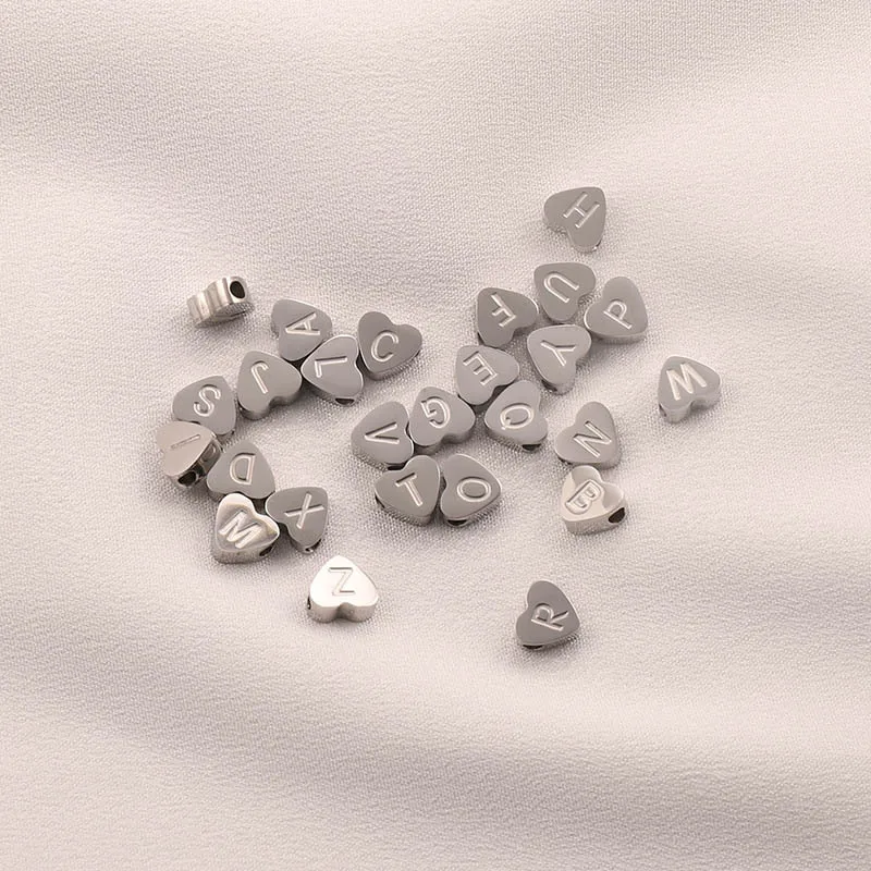 Carlidana High Polish Cadless Ocel Strieborná farba 7*6 mm vyryté písmeno Abeceda Počiatočné perforované príslušenstvo srdcového kúzla