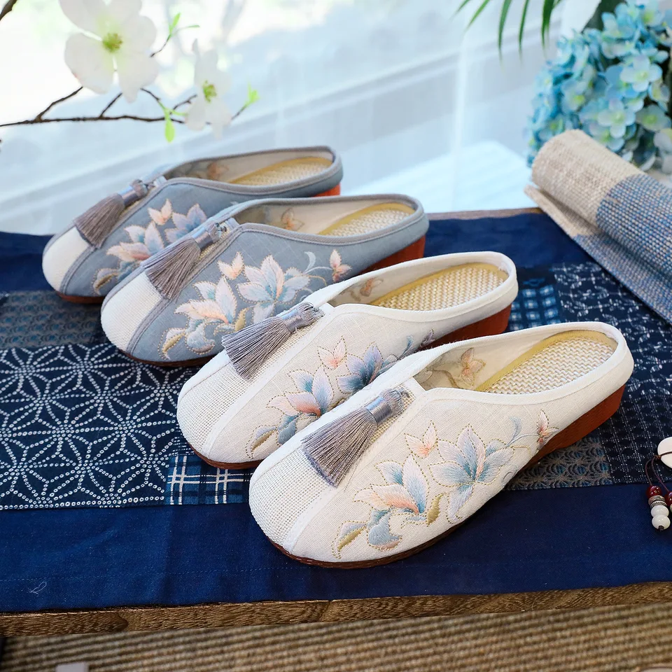 Chinese Style Flowers Embroidered Women Slippers Ladies Close Toe Leisure Comfort Flat Shoes