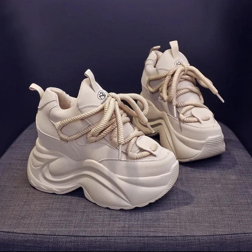 Classic High Top Dámska 2024 Nová jarná a jesenná hrubá výška solovanej výšky Zvyšovanie retro príležitostných všestranných športových tenisiek