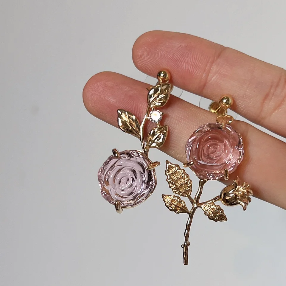 Dainty Women Girls Pink Crystal Asymetrické kvetinové náušnice Elegantné náušnice kvetiny Rose Drop Party Valentines priateľka šperky