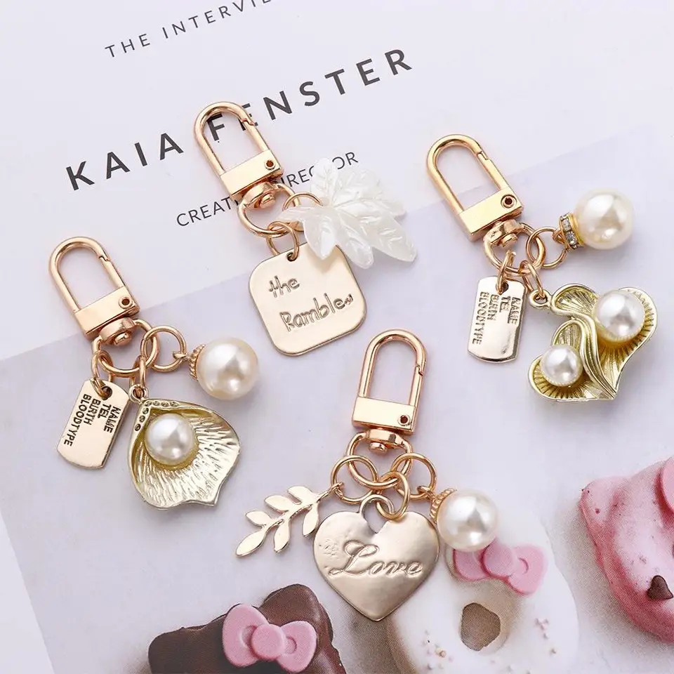 Darčeky kreatívne ženské škrupiny Male Bag Prívesok Pearl Heart Keychain Letter Ženy Klávesový kľúče Kórejský štýl Kľúč na Keyard