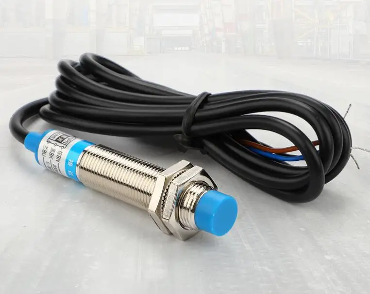DC10-30V M12 3WIRES PNP/NPN Kovový indukčný senzor, indukčný spínač proximity, limitný spínač, detekcia 2 mm/4 mm