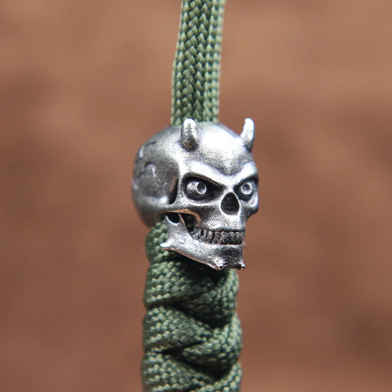 Demon lebka hlava nôž korálky na šnúrku na šnúrku prívesok mosadz rohned Devil DIY Paracord náramok kľúča Kľúčenky Doplnky dáždnikov