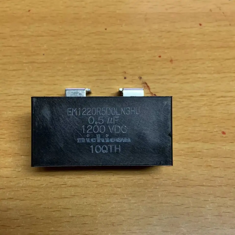 Demontáž EM1220R5D0ln4HU 0,5UF 1200VDC FUJI Inverter Bridge Filter Absorpčný nastaviteľ