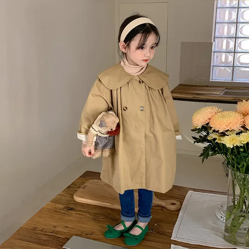 Detské kabáty Girl's Windbreaker 2025 Jeseň a zimná zimná nová koreanská detská bunda bunda Doll Collar Coat Outfits