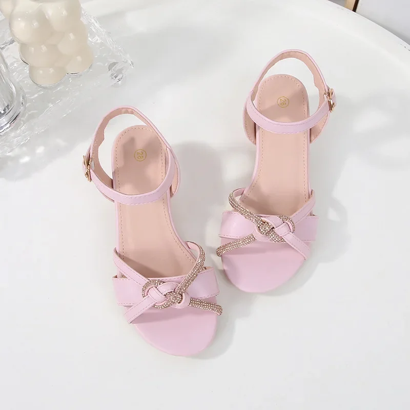 Detské sandále 2024 Summer Nové detské krištáľové podpätky Soft Soft Sole Cast Fashion Girls's Princess Shoes 3-10 rokov staré