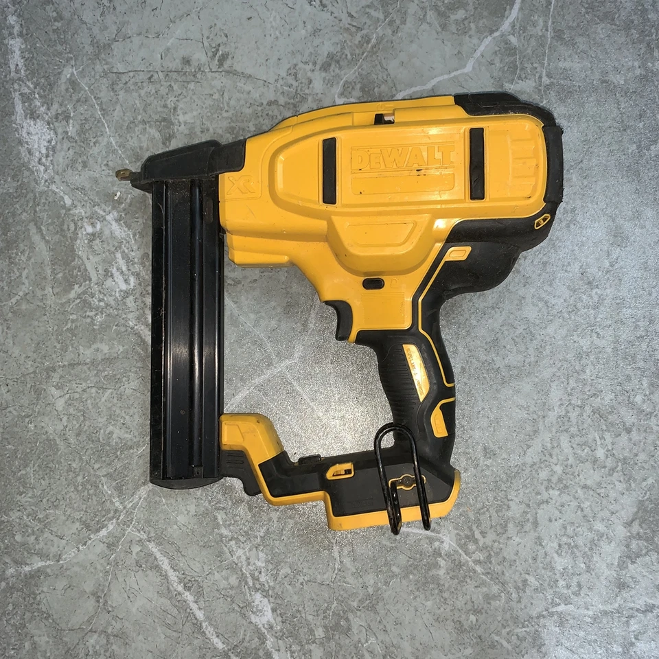 Dewalt 20v Max* úzka zošívačky, 18ga, iba nástroj (DCN681B) z druhej ruky