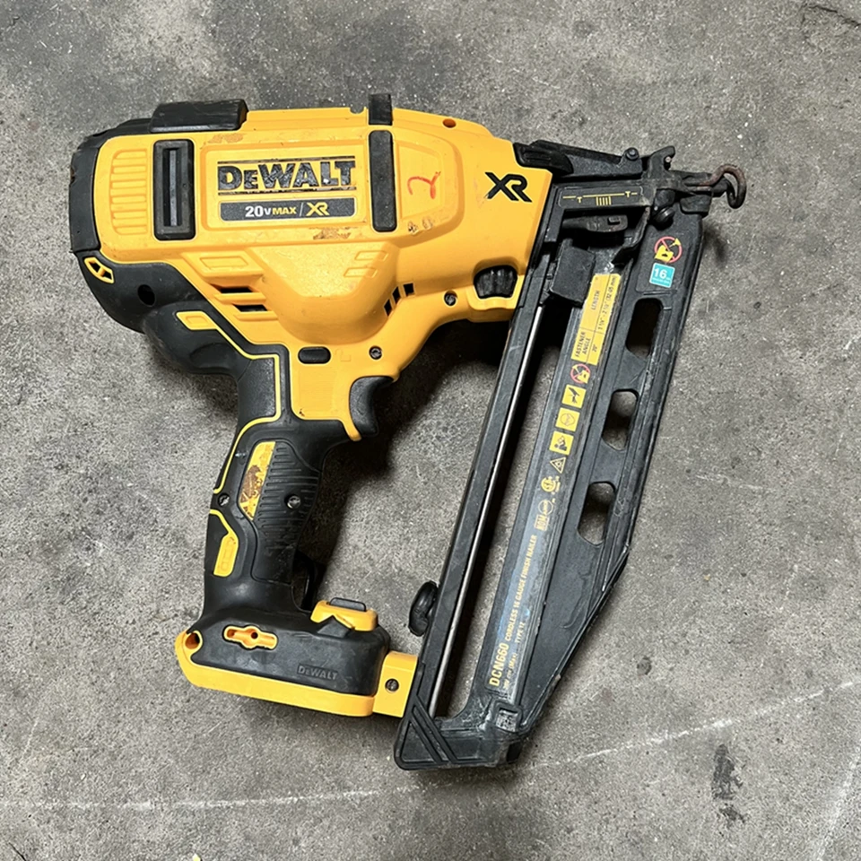 Dewalt DCN660N-XJ 18V XR BL 16GA Second Fix UNGLED Nailler, Only Tool, z druhej ruky