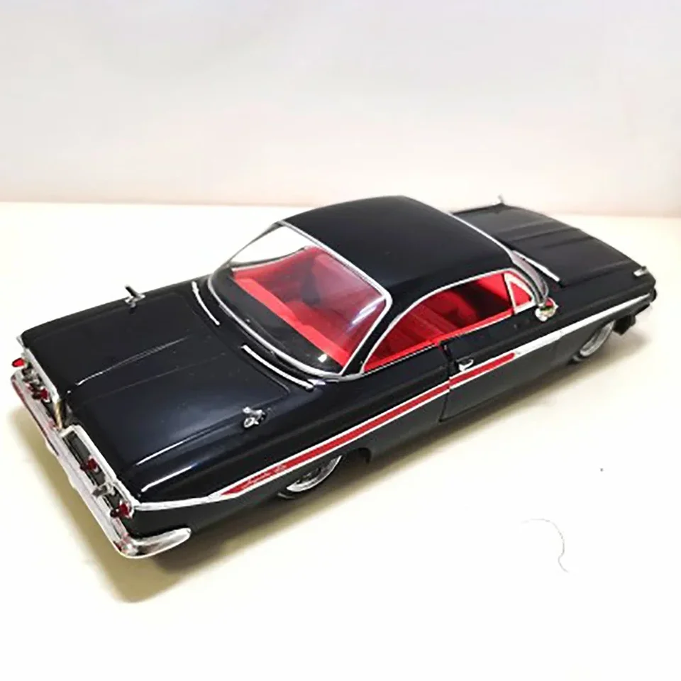 Die-Cast 1:24 Stupnica 1961 Chevy Impala Simulation Classic Car Static Model Zbierka fanúšikov Domáca dekorácia kovové ozdoby