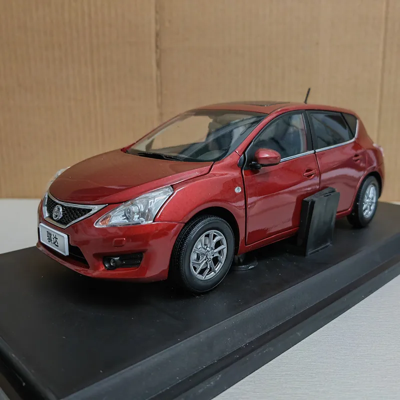 Diecast 1:18 Scale Nissan Tiida 2011 zliatiny Model kovové vozidlá Zbierka hračiek Zbierka
