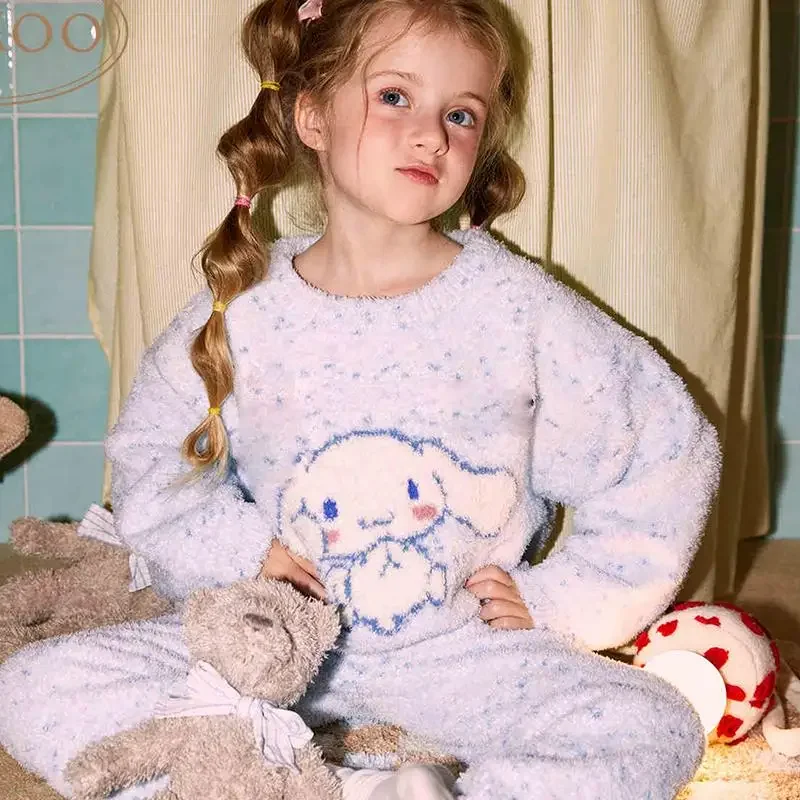 Dievča pyžamy sanrio cinnamoroll Hello Kitty Kawaii Child Flanel Lounge oblečenie Nové pre jeseň a zimnú karikatúru roztomilý darček