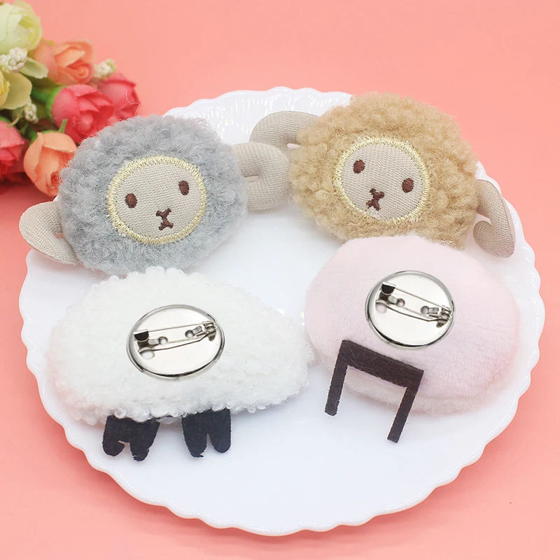 Dievčatá Cartoon Fluffy kožušina ovca brošňa pre ženy roztomilý plyšový anime vlnený jahňací špendlík na šaty vrecko DIY šperky doplnky darček