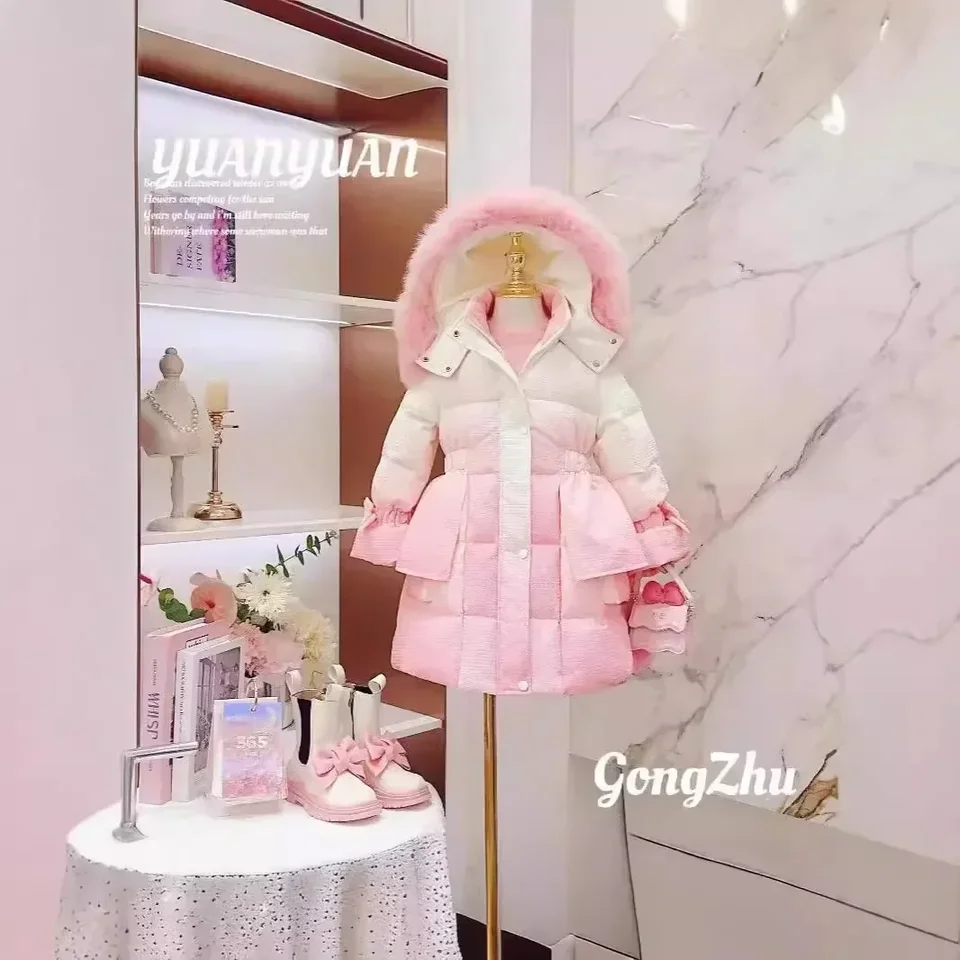 Dievčatá kabát 2024 Nový dole Čalúnený bunda a kapucňa s veľkým vlasom golier princezná zimná Čalbaná bunda baby cudzí štýl
