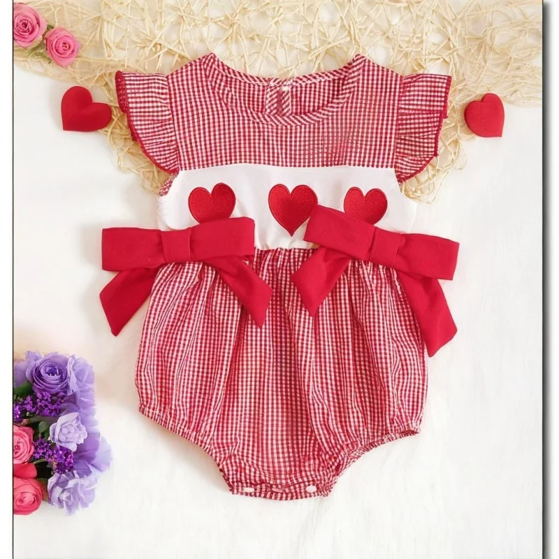 Dievčatá Valentines Day BodySuit Novonarodené oblečenie lietajúce rukávy okrúhly krk srdce vyšívané kockované krátke kombinézy Streetwear