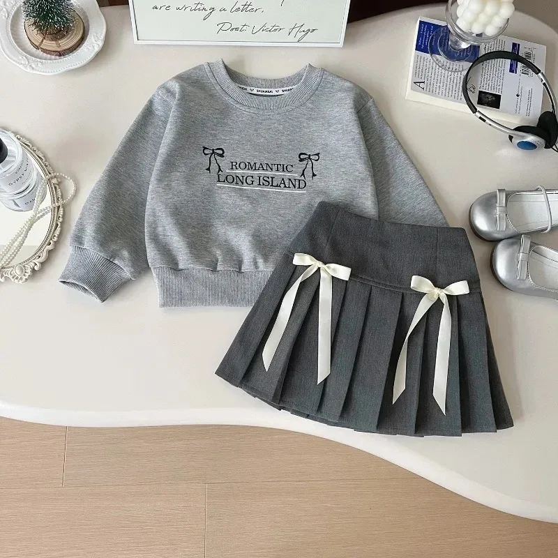 Dievčenské oblek 2024 Jeseň Nové dievčatá 'Bow Casual Hoodie + pevná farebná skladaná sukňa dvojdielne set girl oblečenie pre 2-7 rokov