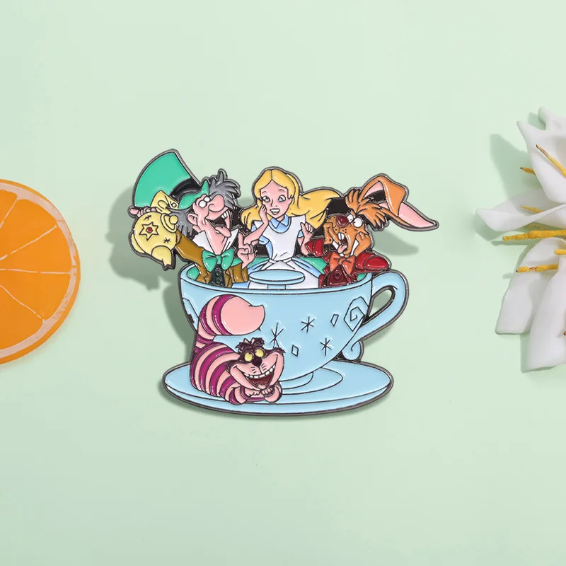 Disney Movie Alice v ríši divov pohára brošňa brošňa smaltový kovový odznaky pre darčeky kolekcie fanúšikov