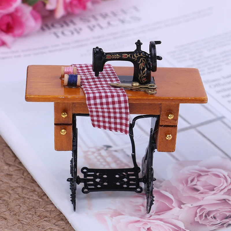Dollous Miniatúrny nábytok mini šijací strojový tkantný výzdoba 1:12 Hračka