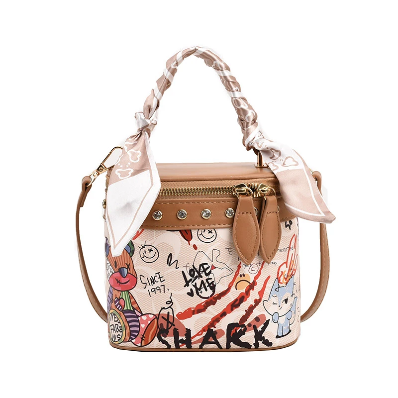 Dámska taška 2023 Trend Graffiti Bear Bucket Bag Luxury Designer Kabelka Vysoko kvalitná taška na rameno strieborná čierna khaki ružová
