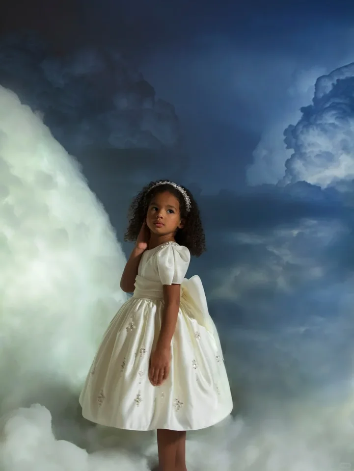 Elegantné kvetinové dievčatá pre svadobné saténové perly Krátke rukávy s Bow Kids Birthday Party First Communion Ball Gowns