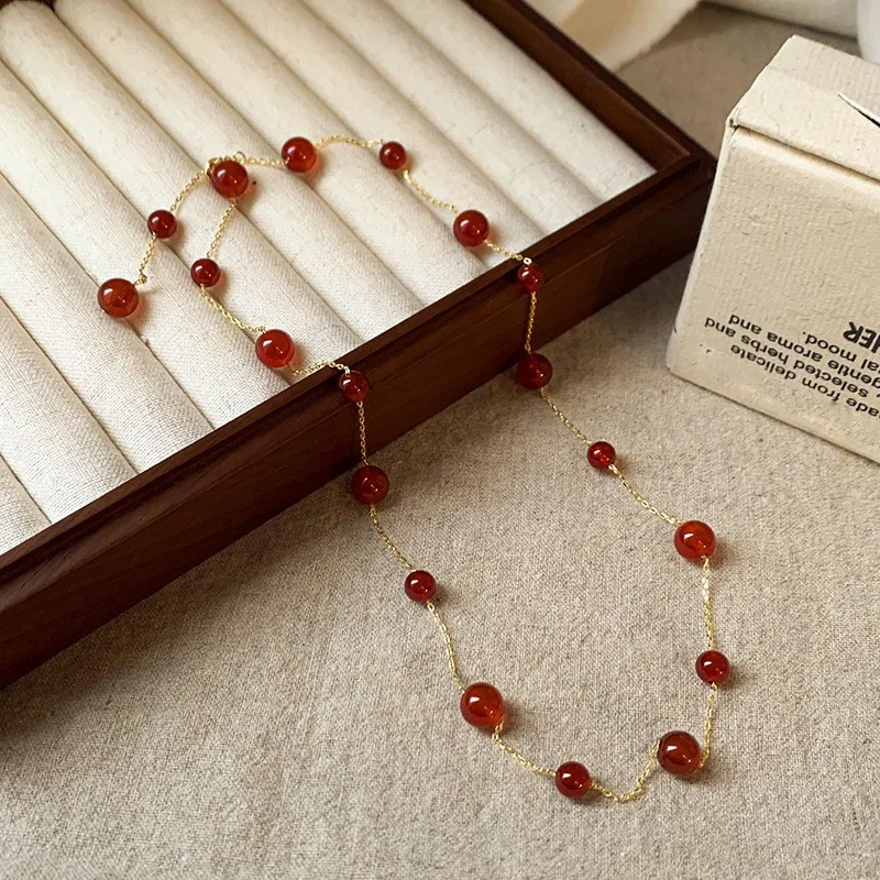 Elegantný a minimalistický červený náhrdelník
