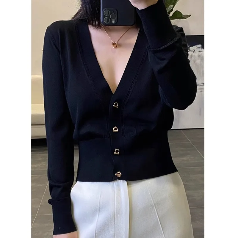 Elegantný temperament V-krk Cashmere pletená sveter dámska pružina a jesenný tenký sveter krátka voľná vlna spodná vrstva