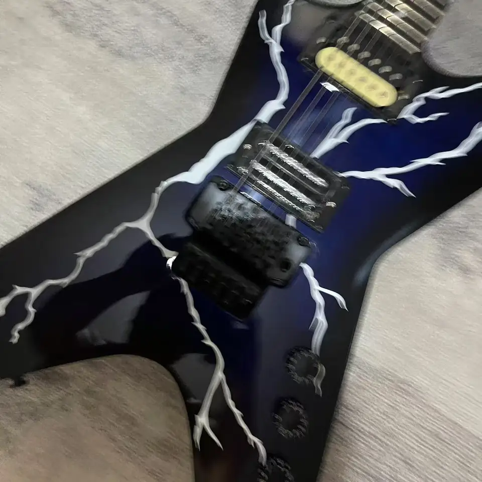 Elektrická gitarová mimozemská elektrická gitara, tmavo modrý bleskový vzor, ​​továrenská realistická fotografia, na sklade, objednávka a sh