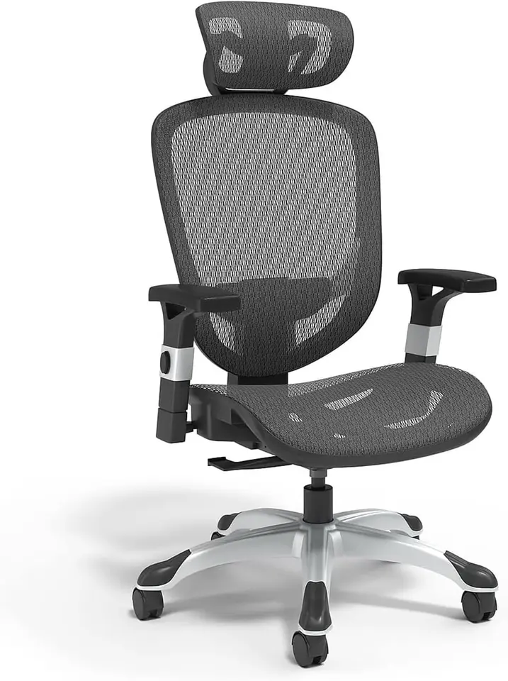 Ergonomická stolička otočnej úlohy. Nastaviteľná čierna kancelárska stolička s priedušnou sieťou a dobrou bedrovou, rukami a hlavou.