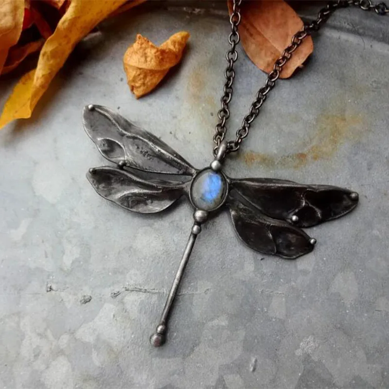 Európa a Amerika retro strieborná farba neviditeľná vykladaná imitácia farebný drahokam Dragonfly náhrdelník unisex high -end náhrdelník