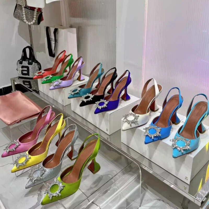 Európa a Spojené štáty americké 2024 jar a jesenné nové špicaté sandále Sun Buckle Fashion Luxusné dámske sandály