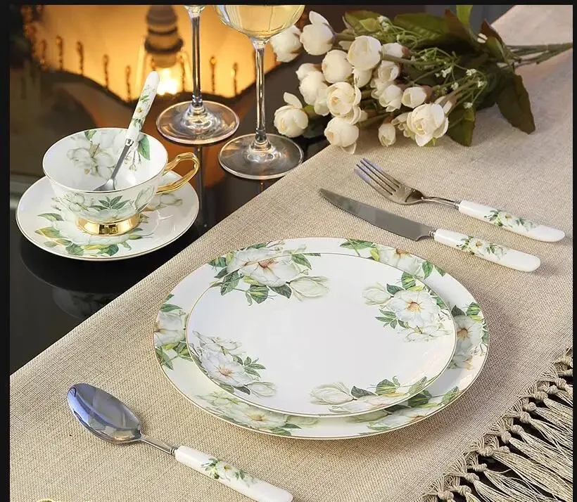 Európa Pastorálna kostná čínska súprava s riadom s nožom Fork Nôž taniere British Royal Advanced Porcelain Cuodlery Winkware