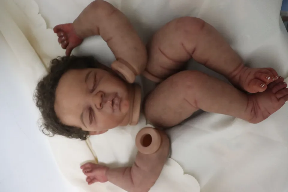 FBBD Prispôsobené obmedzené napájanie 24 palcov Reborn Baby Sterling s ručne zakorenenými vlasmi maľovaná súprava tmavá pokožka vyrobená umelcom