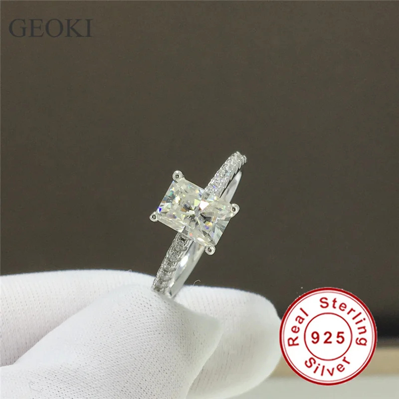 Geoki 925 Sterling Silver 2 Carat Perfektná kvalita Radiant Cut Pased Diamond Test D farba VVS1 Moissanit Ring Luxusné šperky