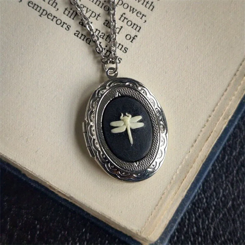 Gotický vintage čierna červená fialová draka Dragonfly prívesok Náhrdelník Dámsky retro oválny golier náhrdelník čarodejnícky klenot