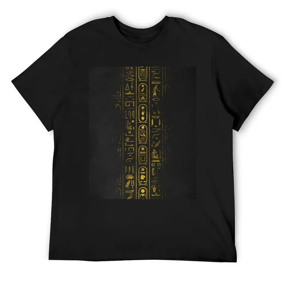 Grunge egyptské zlaté hieroglyfy na čiernom papierovom tričku športovci fanúšikov